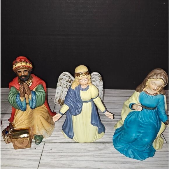 Vintage Traditions 12 Piece Porcelain Holiday Nativity Set Hand Painted #75177 - Picture 6 of 13